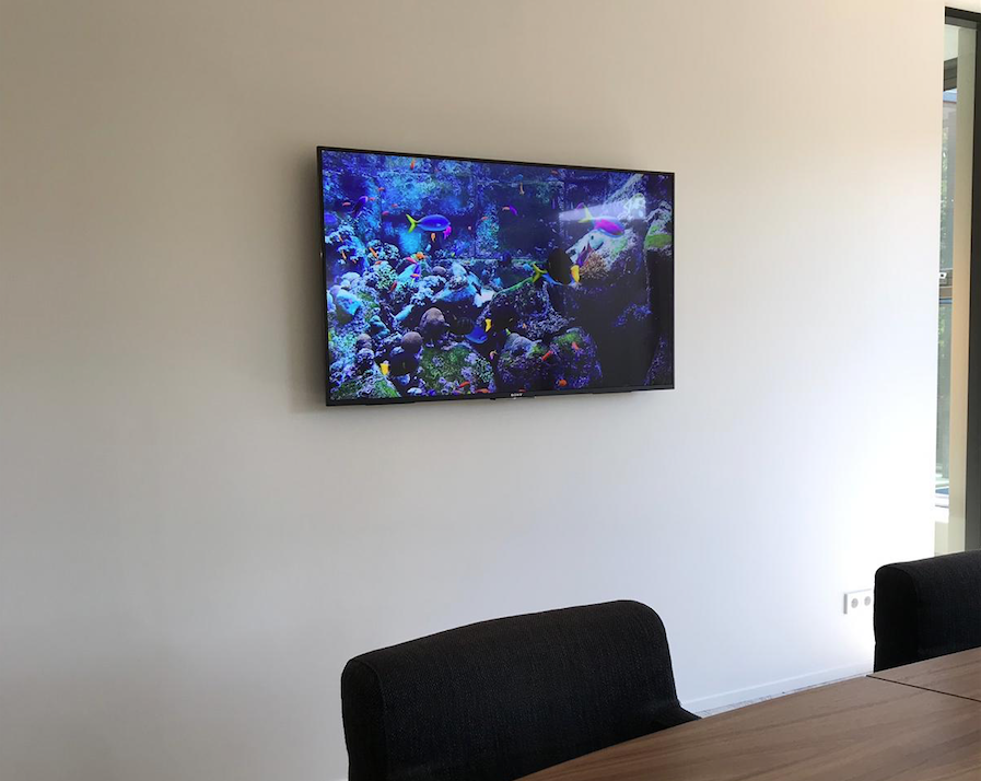 Audiovisuele-inrichting-presentatieruimtes-makelaar-beeldschermen-Samsung-Van-Amerongen-Beeld-en-Geluid-muur